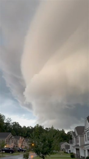 Massive shelf cloud rolling over Fort Mill this evening! 😲🛸 Video by Tyler Tarbet | Kaitlin Wright Meteorologist