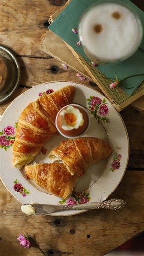 André Chaíça . Lisboa on Instagram: "Follow @andrechaica for more lisbon tips. Restaurants i have tried this month in Lisbon. Some new restaurants in town, and others with many new additions to the menu. Options for all tastes (author kitchen, Portuguese, brunch...) Enjoy 😎 ❤️ @cafedesaobento 💚 @hyggekaffe 💛 @jamiesitalianlisboa 🧡 @tabernalondrina 💖 @jncquoi.asia 🩵 @salta.pt 💚 @brasserieentrecote save & share if you like it 🤍 - #lisbonrestaurantguide #lisbonbrunchguide #lisboa #lisbon