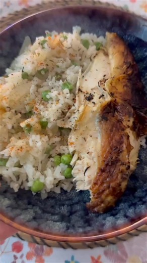 ✨ En manque d’inspiration pour vos repas de la semaine ? Cette vidéo est faite pour vous 😋 Je vous partage 7 idées de repas variés et gourmands, simples à préparer pour se régaler tous les jours 🫑🍽️ 🍗 LUNDI — Poulet rôti & riz frit aux petits pois 👉 Riz revenu dans l’huile d’olive avec ail, oignon, piment, sel et poivre. 🥕 MARDI — Purée de carottes au bouillon de champignons 👉 Avec dés de fromage, petites pâtes et coriandre fraîche. 🍝 MERCREDI — Spaghettis à la bolognaise & mozzarella râ