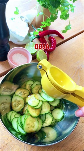 Opskrift på sprød og spicy agurkesalat #opskrift #recipe #food #sundhed #sundlivsstil