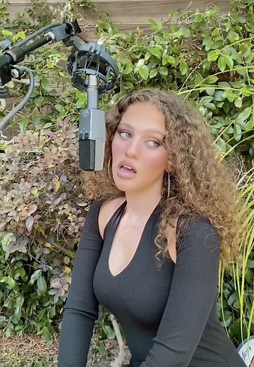 Elyanna Singing 'Talking to the Moon & Fi Hagat' Mashup