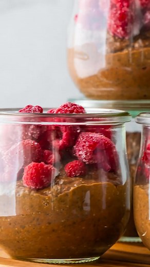 This chocolate chia pudding is a healthy meal prep breakfast or snack, packed with protein and healthy fats. Made with just a few simple ingredients, this meal prep recipe makes four breakfasts in under 10 minutes | Sweet Peas & Saffron