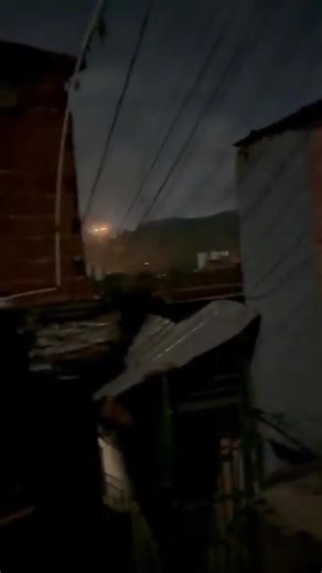 BREAKING: Video footage shows a surface-to-air missile (SAM) being launched from Petare, located east of Caracas, as air defense activity intensifies amid the unfolding situation in Venezuela. | Global Defense Insight