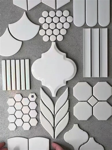 Czasem o charakterze wnętrza decyduje najmniejszy detal ✨ Kształt mozaiki potrafi zmienić odbiór całej ściany, nawet jeśli kolor pozostaje ten sam 🤍 📷@indesign_wnetrza @white_interior_design @miodigres @durkaarch @butterflystudiodesign @studio8projekt @veim_studio #mozaikaścienna #nowoczesnamozaika. #designwnetrz