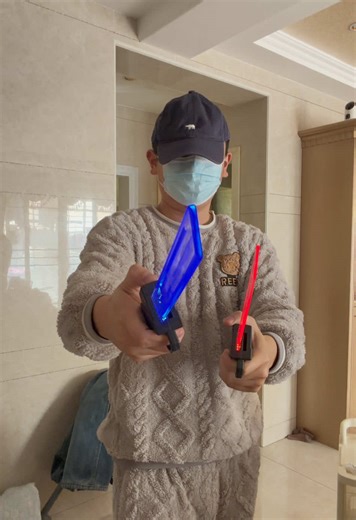 Let's play Star Wars with me. I think this will be the coolest lightsaber this year.#giftldeas #sparklightsaber #lightsabers #toy #gift #kidstoys #childrenstoys #starwars