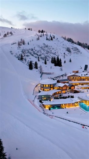 Ein Ort, an dem der Berg zur Ruhe kommt und der Winter seinen Zauber entfaltet. Feuerberg im Dezember: ein Gefühl zwischen Stille, Licht und Ankommen. 🤍 #wellness #ski #mountainresort #feuerberg #vomhimmelberührt #meinfeuerbergmoment #winteramberg | Feuerberg Mountain Resort