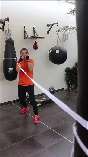 Tips para mejorar el roll en boxeo. ¡Comparte si te sirvió! 🥊 #box #boxing #boxeo #boxingtraining #tips #tip #clasesdeboxeo #boxer #roll #movimiento #cardio #workout #cardioworkout #learnontiktok #gym #hazlotumismo #tupuedes #rocky #miketyson #training #entrenamiento #parati #foryou