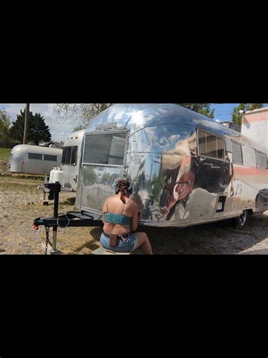 Washing and polishing a client's airstream #airstream #airstreamrenovation #airstreamlife #polishing