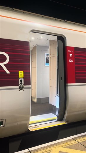 Door closing on an LNER AZUMA #train #lner #azuma #class801