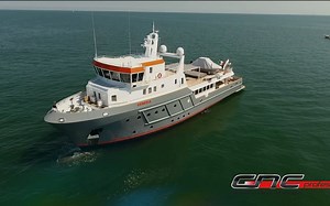 [游艇欣赏] Ocean King 130 探险游艇总装下水游览