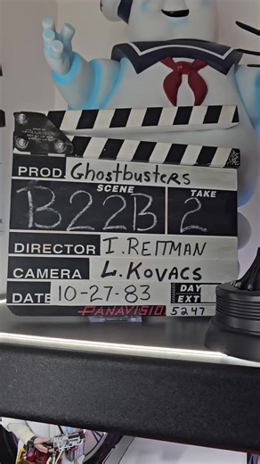 🚨 DÉCOUVERTE ARCHÉOLOGIQUE DANS LE GRENIER D’UN GHOSTBUSTER 🚨👻 Aujourd’hui, je vous présente non pas UN… mais DEUX clapperboards de Ghostbusters. Celui de 1984 et de 1989 ! Les répliques les plus fidèles de la planète. Quand je dis fidèles, c’est : 👉 mêmes marquages, 👉 mêmes proportions, 👉 même écriture, 👉 même type de sparadrap que sur les originaux du tournage. Oui. Le. Sparadrap. Parce que chez nous, le diable est dans le détail. Et parfois dans la pharmacie. DERRIÈRE, tranquille, posé