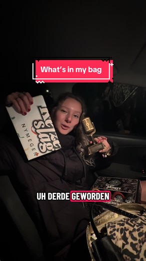 Wat hebben jullie ALTIJD in je tas zitten? #whatsinmybag #bag #show #artist #fun