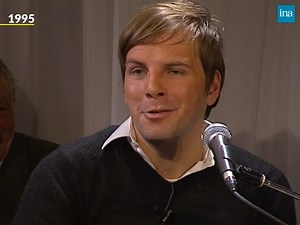 316K views · 4.5K reactions | KATERINE À SES DÉBUTS.  1995 : le fantasque Philippe Katerine a 26 ans et n'est pas encore connu du grand public, bien qu'il travaille déjà à son 4ème album, "Mes mauvaises fréquentations".  On le retrouve chez Laure Adler pour interpréter "Le jardin botanique", l'histoire d'une "absence, un lapin" qu'il assimile à une "petite mort". Une certaine mélancolie qu'on retrouvera moins dans la suite de sa carrière. | INA | Facebook