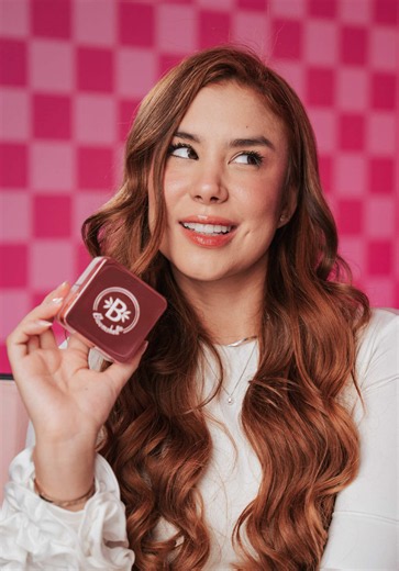 ✨ ¡LO NUEVO DE BLOOMSHELL ESTÁ POR LLEGAR! ✨ Dos tonos, un solo polvo y el dúo perfecto para lograr un acabado impecable en tu piel. 💗 ☁️ Efecto filtro 💧 Resistente al agua ✨ Acabado suave y uniforme 🤍 Enriquecido con concha de nácar y vitamina E Prepárate para conocer tu nuevo imprescindible. 🎀 BLOOMSHELL — muy pronto. 👀✨