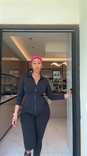 Good afternoon Fam 🥰🥰 | i look like mona lisa