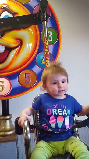 Chuck e Cheese Clock Ride