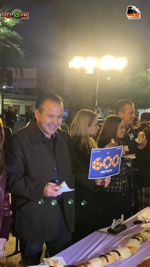 La rosca más GRANDE DE LA H 🤴 Con una rosca de 600 metros 😱 ¡Iniciando el 2026 con grandes eventos! Familias hermosillenses disfrutaron de una deliciosa rosca elaborada en colaboración con Universidad Vizcaya de las Américas campus Hermosillo. #radioramasonora #arrobafmteconecta #lapoderosa #roscadereyes #hermosillo | La Poderosa 88.9 FM Hermosillo