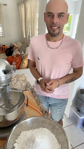 48K views · 1.8K reactions | ✨﫧Saludos, aquí les comparto una receta, sencilla y súper versátil de cómo preparo mi "Royal Icing" esta receta es ideal para hacer flores, bordes, "overpiping" y muchas cosas más!﫧✨ Espero que la disfruten, y la pongan en práctica. @destacar #miguelangelcakedesigner #cakedesign #cakeartist #cakedecorating #royalicing | Miguel Angel Wmi | Facebook