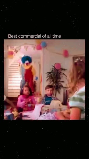 💦 on Instagram: "𝒻ℴ//ℴ𝓌 @lube 𝓹𝓵𝓼 ⁶🤷⁷ 日本利用压电瓷砖将脚步转化为电能。 这些瓷砖捕捉来自你脚步的动能。当你行走时，你的重量和动作会对瓷砖产生压力。瓷砖会轻微弯曲，从而产生机械应力。瓷砖内部的压电材料将这种应力转化为电能。每一步都会产生少量电荷，而数百万步结合在一起就能产生足够的电力来驱动 LED 灯、数字显示屏和传感器。在像涩谷车站这样繁忙的地方，每天大约有 240 万个脚步为这一系统作出贡献。这些电能可以被储存或立即使用，从而减少对传统电力来源的依赖，并支持可持续的城市基础设施。这种方法将日常运动转化为实用的可再生能源。 #日本 #知识 #事实 #你知道吗 #推荐 #科技 #创新 #历史 #技术 #实验 #热门"