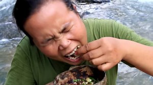 Survival skills - Find grubs - grilled grubs Eating delicious | Galvin Planet