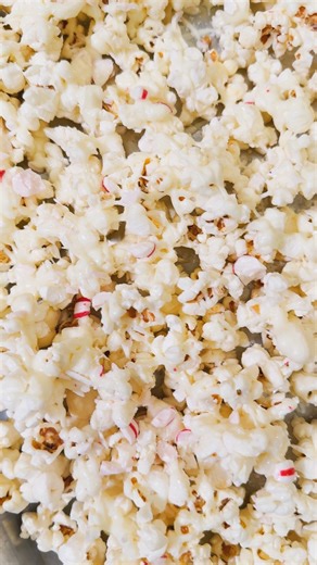 This white chocolate peppermint popcorn is perfect for the holidays! Recipe in the comments! | Wyse Guide