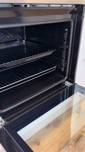 Another oven transformation 🧼✨ It’s amazing what a good deep clean can do 👀 📍 Serving Merseyside & West Lancashire 📩 Message me for cleaning enquiries #clean #liverpool #smallbusiness #cleantok #satisfyingvideos