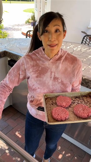 🍔🔥 Stop! 🛑 You might not be grilling your burgers the right way! 😱 Brush up on the correct temperature for grilling those juicy patties. 🌡️🍔 #GrillingTips #PerfectBurgers #FireUpTheGrill | Jessica Gavin