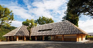 kengo kuma's timber louvers echo thatched roof of aoi aso shrine