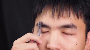 Eyebrow Trimmer Scissor with Comb, 2 in 1 Eyebrow Scissors for Women, Stainless Steel Precision Eyebrow Cutter Hair Removal Makeup Tool for Women and Men (Black, 1pcs)