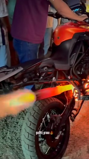 Všimni si toho, čo si pripaluje cigaretu o zvody 😄 . . . . . . . #motorcycle #Triumph #burnout #exhaust | Moto R Garage