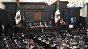 PEDRADA a Peña Nieto se Incomoda Senadora lee carta de Belisario Dominguez. Increíble, Senadora lee la carta de Belisario Dominguez frente a Peña Nieto y parece hecha para la porquería de su gobierno , corrupto sin oportunidades, donde son impunes y los pobres son mas pobres y los ricos bueno ya sabemos la frase, PEÑA NIETO en partes del Video se le ve la cara de incomodidad . | El Mexicambio HA Llegado