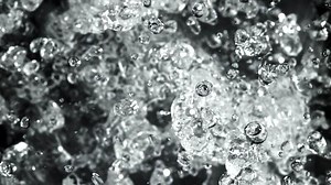 Bubbles in Water: Stunning Close-Up Image