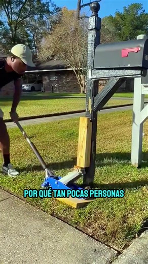 A simple technique turns an old mailbox into a strong and stylish new one. #americanstyle #mailBoxMakeover #craftsmanshipinAction #usa🇺🇸