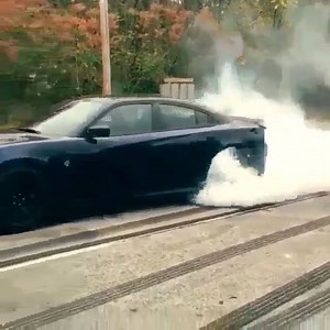 Dodge Charger Hellcat does the perfect burnout! 4WheelsNews | 4WheelsNews