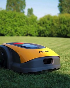 Fini d’être réveillé le dimanche par le bruit de la tondeuse ou de réveiller le bébé pendant sa sieste 😴 Notre robot tondeuse autonome fonctionne en silence, en respectant votre quiétude et les animaux de votre jardin 🪴 Avec un niveau sonore de seulement 59 dB(A), il est aussi silencieux qu’un réfrigérateur. Profitez du calme et de la nature sans compromis ! #STIGA #robottondeuse #tondeuse #gazon #pelouse #jardin #jardinage | Stiga