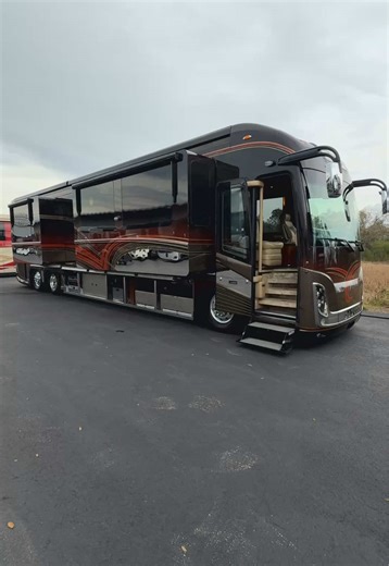 Contact The Motorcoach Store at 1(941) 896-4819 or sales@themotorcoachstore.com for more information! ✨2013 Newell P2000i ✨Quad Slide ✨Bath and a Half ✨600HP Cummins Diesel Engine ✨89,889 Miles ✨$577,777 ✨Stock #2715