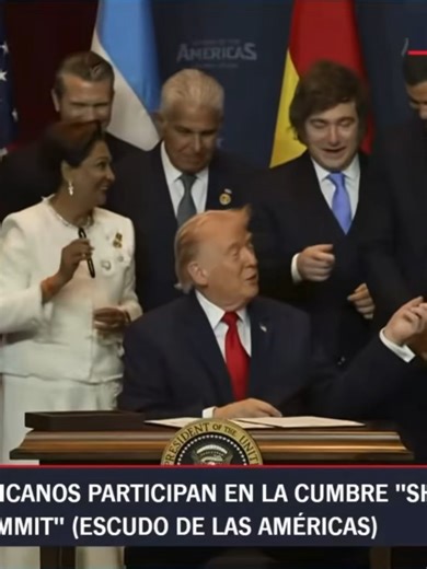 #EscudoDeLasAméricas | Así se despidieron Rodrigo Chaves y Laura Fernández, en la cubre del Escudo de las Américas llevada a cabo en Miami este sábado 7 de marzo. En la actividad estuvieron líderes de varios países de la región, entre ellos, los mandatarios de El Salvador, República Dominicana, Panamá, entre otros. 📺 Recuerde sintonizar #CentralNoticias de lunes a viernes a las 2 p.m. en Central Ahora y nuestra edición estelar a las 8 p.m. por Gente Opa #Canal38. Disponible en 20 digital de Lib