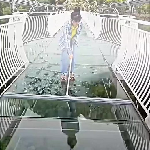 Expert Glass Bridge Cleaning Techniques Revealed