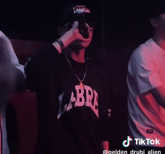 Diss Track Showdown: Peew vs. Alien