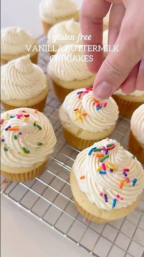 🧁 Gluten-Free Vanilla CupcakesSoft, fluffy, bakery-style ✨ #cupcakevideo