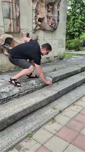 Snake crawls on stair step and startles man in Ağstafa, Azerbaijan