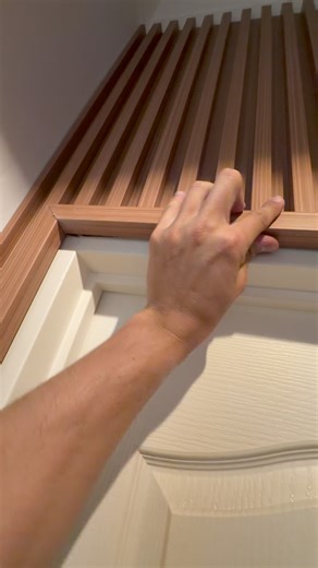Como instalar Wall Panels alrededor de una puerta? Es importante tener visibilidad en la obra de como se va a ir dando todo para saber que materiales vas a necesitar. En este caso, saber que se va a necesitar perfiles dado el recorte que se va a hacer alrededor de la puerta para la instalacion de los wall panels. Si fuesen negros, se podrian pintar pero igualmente nosotros recomendamos el uso de los perfiles porque le da una terminación mas prolija. 📦 Vendemos Revestimientos de Interior y Exter