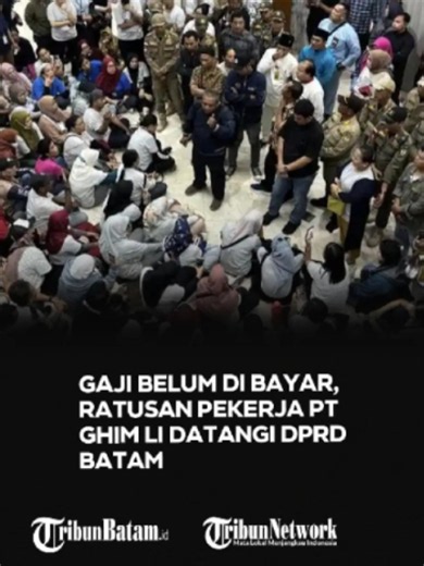 Baca selengkapnya klik link di atas Ratusan pekerja PT Ghim Li Indonesia memilih bertahan di lobi Kantor DPRD Kota Batam meski hujan turun, Jumat (11/9/2026) sore. Sejak pagi, pekerja yang mayoritas perempuan itu menunggu kepastian mengenai nasib mereka. Bukan hanya soal gaji yang belum dibayarkan, tetapi juga bayang-bayang pemutusan hubungan kerja (PHK) massal yang disebut sudah muncul sejak beberapa bulan lalu. #beritabatam #viralvideo #beritaviral #tribunbatam #fyppppppppppppppppppppppp #ghim