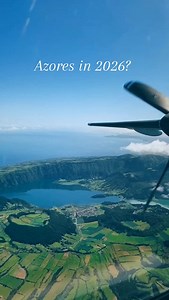 FREE GUIDE 👇🏼😊 The Azores are made up of 9 islands — all inhabited — and each one has its own unique charm and beauty. This is one of the best places in the world for whale watching! 🐳 If you're planning a trip to the Azores, consider visiting 2 or 3 islands. 📍 São Miguel is the largest and most visited island. You’ll find dozens of hiking trails and viewpoints, stunning beaches and waterfalls, 🌋 thermal pools, and plenty of reasons to fall in love with this place! ✈️ There are direct flig