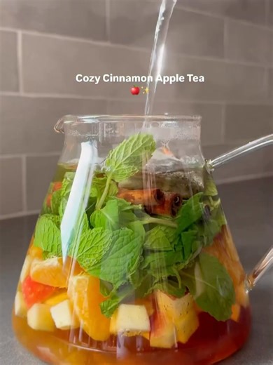 Healthy Eating 🥑🥘🍎🥗 on Instagram: "Cinnamon Apple Tea 🍎✨ by @healthymoodsf My cozy-girl fall tea 😍 this tea is my absolute favorite-it’s fruity, sweet, warm, and it feels like the perfect hug-in-a-cup 🫶 My most popular recipe ever 🤍 bringing it back!😍 🍏🍎 TEA Ingredients: 1 L boiling water 1/2 Orange 1 apple 1 tsp cinnamon Large handful fresh mint 2 teabags, or 2 tbsp loose tea (I used hibiscus and basil tea) 2 tsp honey or more to taste Chop up the apple and slice an orange and add to