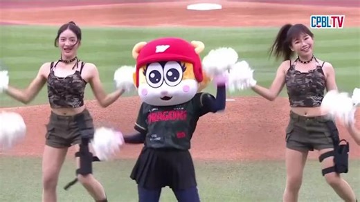 07/06 統一 VS 味全 賽前，【侏羅紀世界：重生】主題日，芮美與小龍女們無畏風雨，還是帶來精彩的開場舞蹈