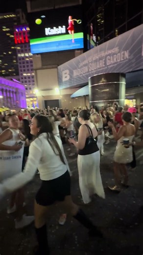 Harry Styles - MSG Afterparty Outside - What Makes You Beautiful part 1 - 8/26/26 #onedirection