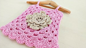 294K views · 1.9K reactions | Ternura de blusa a crochet para bebé  En este tutorial les comparto el paso a paso para tejer un bonito top o blusa a crochet en todas las tallas. Se teje super facil ya que solo tenemos que hacer dos cuadrados, unir en sus laterales, luego tejer un pequeño detalle en el borde inferior como los abanicos que hice. Por último los breteles. Y ya, una blusa crochet en pocos minutos  | HandworkDiy | Facebook