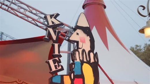 Un début en beauté à Lausanne ✨ Le Cirque Knie a donné vendredi soir la première de son séjour lausannois, offrant au public une soirée placée sous le signe de l’émerveillement. Acrobaties spectaculaires, instants de rire et émotions intenses ont rythmé le spectacle sous le chapiteau de la Place Bellerive. 🎪 Très attendu, le retour de Marie-Thérèse Porchet dans la piste a été particulièrement salué. Le comédien genevois Joseph Gorgoni a une fois encore séduit par son humour unique, déclenchant 