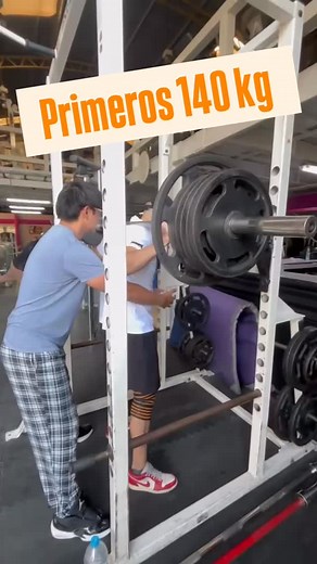 🔍 Análisis de mi Primeros 140 kg en Sentadilla 🏋️‍♀️ Superar un récord personal es increíble, pero el verdadero crecimiento viene de analizar qué salió bien y qué se puede pulir. Aquí les dejo un breve análisis de mi primer intento con este nuevo peso: ✅ Fortalezas (¡Lo que hicimos bien!) • Bloqueo Superior Fuerte: La salida de las rastras (un-rack) fue sólida y el brace (activación del core) se mantuvo bien al inicio de la repetición. • Velocidad de Descenso Controlada: Evité caer demasiado r